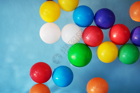 儿童泳池中的塑料彩球图片