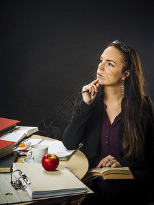 课堂在职的黑板照片中一位教师在她的30rsquos坐在一张乱七八糟的桌子上图片