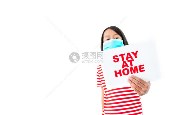 亚洲小女孩戴面罩防止冠状COVID19的传播白背景皮书上写着家庭在中的文字警报注意力治疗图片