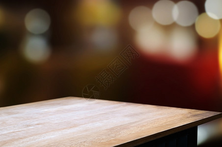 内部的餐厅超过饮咖啡背景中模糊的夜光上空木板桌图片