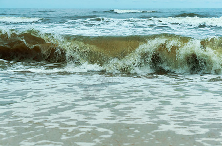 湿的大海中浪波罗海暴风浪波罗海暴风浪大中的加里宁格勒新鲜的图片