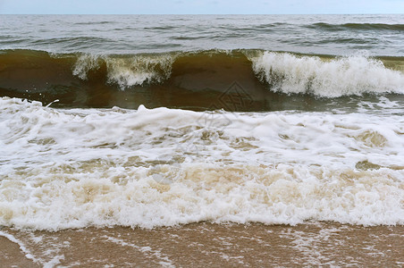 蓝色的加里宁格勒危险的大海中浪波罗海暴风浪波罗海暴风浪大中的图片