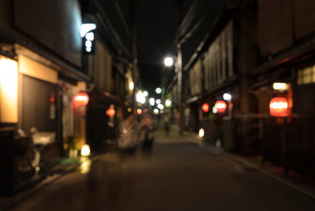 在日本京都晚上用灯笼在小街的木店和餐馆里行走时抽象摘要模糊了人们的样途径传统的发光图片