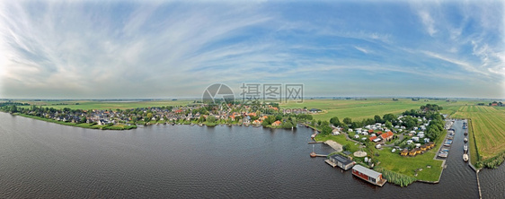无人机停泊海岸来自荷兰弗里斯Oudega村的空中飞机图片