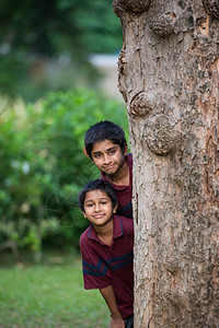 英俊的印度幼儿在户外微笑孩子相对的学校图片