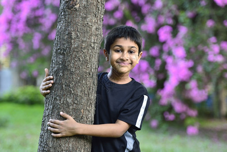 集中英俊的印度幼儿在户外微笑梦男生图片