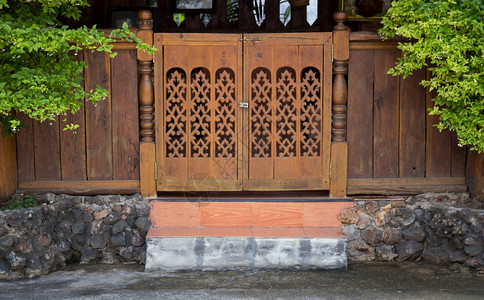 墙入口木头前角的雕刻门泰文风格乡村屋图片