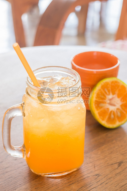 饮食木制的鲜橙汁在桌上供餐股票照片凉爽的图片
