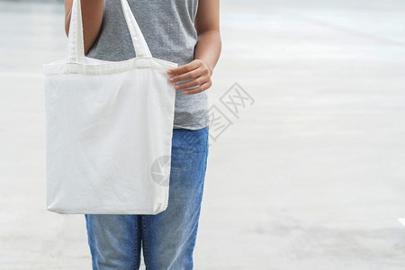 潮人消费者妇女拿着白毛袋以假冒空白模版回收图片