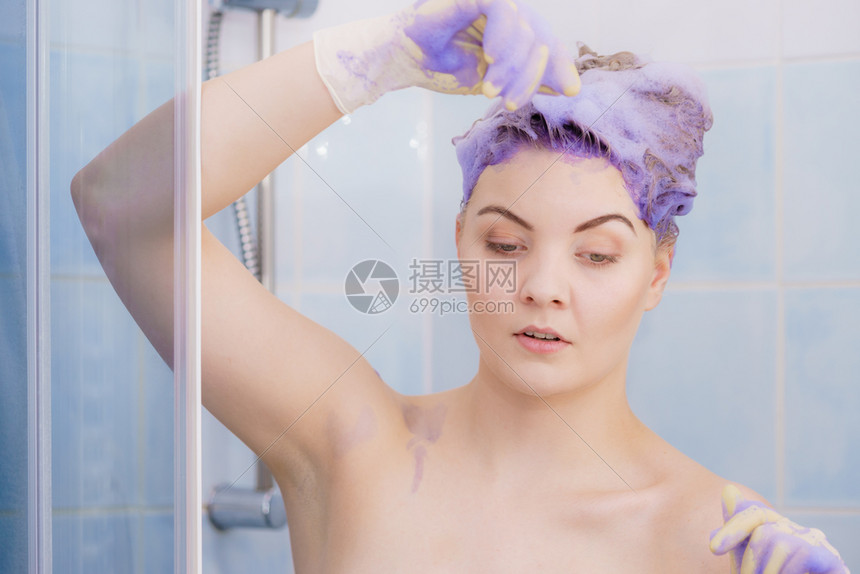 等待在头发上染色洗水的女人有紫色洗涤产品的女人在家调色金发女人在头上涂调色剂洗水干净的手套淋浴图片