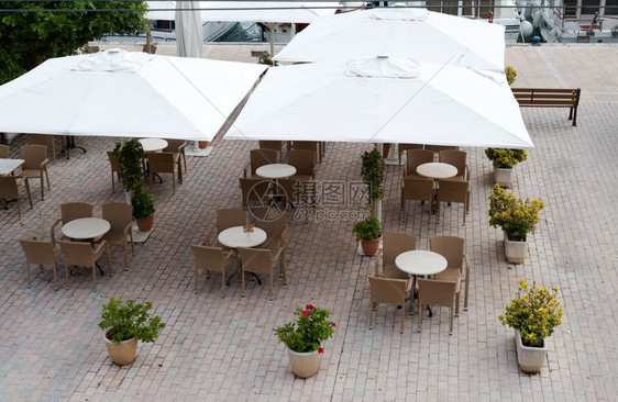在人行道上空的餐馆配有大雨伞餐厅饮建造图片