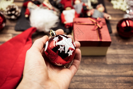 圣诞节玻璃握着红色的手举腐烂圣诞装饰品人类图片