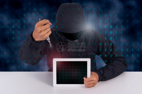 个人电脑持有刀具和数字平板电脑的黑客威胁要删除信息黑客威胁盗窃代码图片