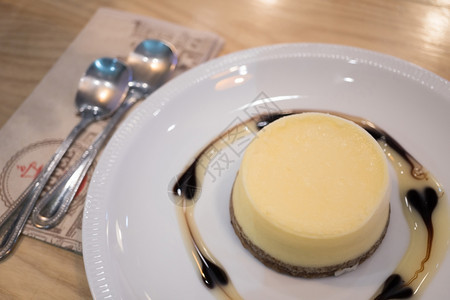 美味的可面包店带有巧克力和奶油A的自制酪蛋糕图片