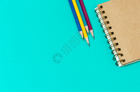 彩色铅笔和记事本图片