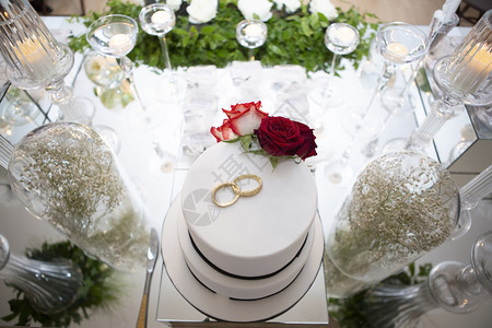 派对桌上的婚礼蛋糕图片