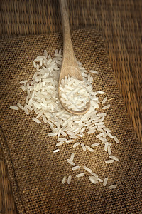 人桩吃以粗布为背景的木勺子中亚洲未煮白米图片