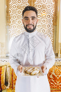 水果男人以阿拉伯食物为餐的男子正面图片