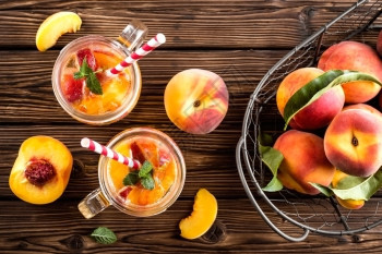 薄荷波旁酒水果清爽的桃子饮料背景图片