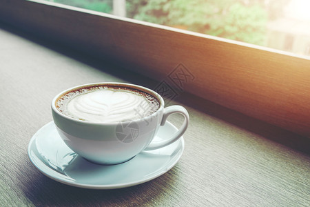 桌栏柜台的一杯咖啡边界早餐食物图片