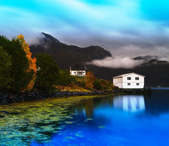 水平生动的挪威秋季景观与反射背水平生动的挪威秋季景观与反射backgr灰蒙天空充满活力图片