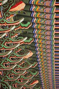汉城Gyeongbokggung宫建筑群一个覆盖的行道上屋顶梁束形成一种明亮的颜色和形态模式景福宫图片