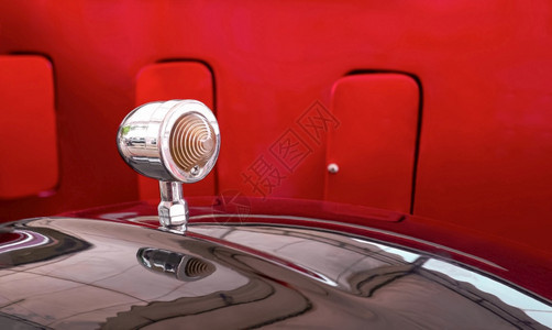 老的转动复古在老旧车的黑色和红汽车上贴近灯光在帽子表面进行光反射图片