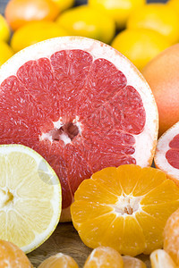 分为小片块和不同种类柑橘水果的切片包括橙子橘和酸粉红葡萄果等不同类型的柑橘自然普通话食品图片