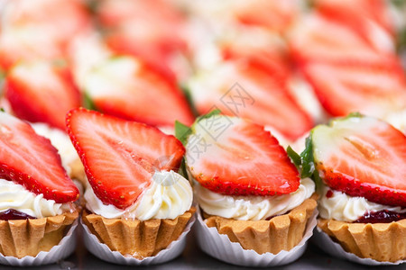 奶油好吃的美味草莓芝士蛋糕薄饼配有新鲜的草莓美味干酪蛋糕馅饼和新鲜的草莓图片