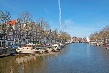 屋中央荷兰语在阿姆斯特丹沿运河的阿姆斯特丹住房位于荷兰阿姆斯特丹图片