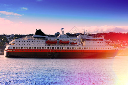 红色的具有漏光背景挪威运输船具有漏光背景高清的挪威运输船镇明亮的图片