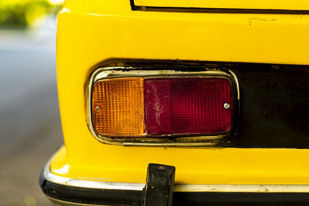 红色的尾巴土耳其一辆黄色古董车的尾灯细节运输图片