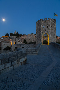 城堡假期西班牙吉罗纳中世纪城镇贝萨卢的景象观图片