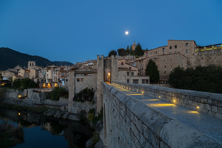 西班牙吉罗纳中世纪城镇贝萨卢的景象拱历史著名的图片