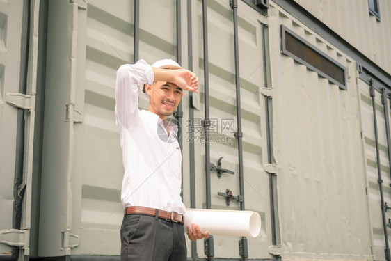 建筑工地大楼的年轻亚洲工程师疲劳白衬衫和安全头盔白衬衫工人经理行业图片
