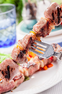 营养丰富餐厅有创造力的美味肉盒加胡萝卜和沙拉图片