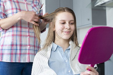 钱白种人社会的禁闭期间在家中剪掉少女儿毛发的母亲图片