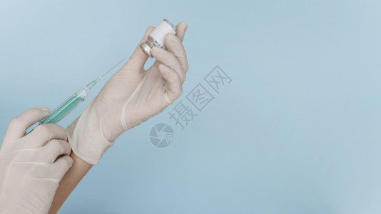 手术测试白色的持套携带注射器并有疫苗复制空间图片