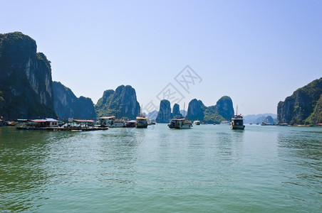 热带教科文组织蓝色的越南哈隆湾漂浮渔村的旅游船图片