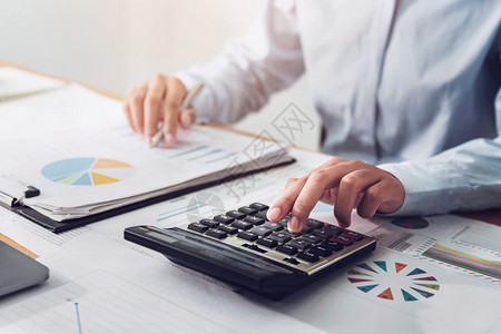 数据帐户从事金融和会计工作的商业妇女对办公室财政预算进行分析在办公室财务预算女图片