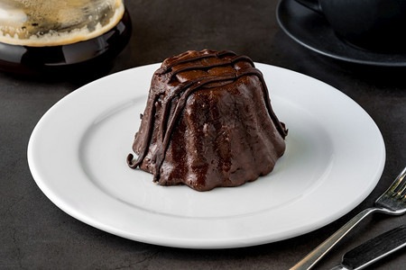 岩浆面包店黑色的石桌白瓷板上的巧克力蛋白盘上图片