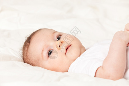 躺在床上的可爱女婴图片