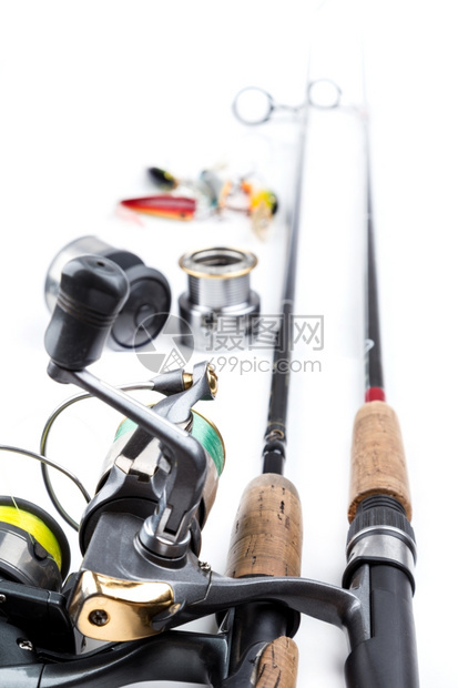 伪造的不同渔具白底鱼棒雷钓线和诱饵铲球竿图片