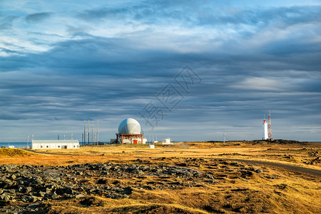 海岬在阴云天日落时在威斯特拉霍的纳雷达站冰岛维斯特拉霍纳的冰岛雷达站的图片