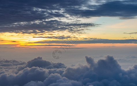 美丽的说谎丰富多彩清晨太阳升起光辉天空在大雾的海洋上图片