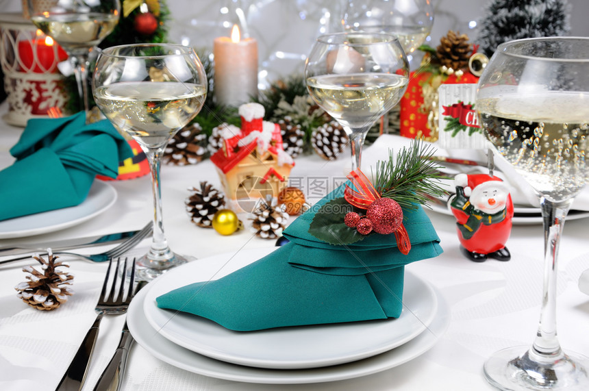 晚餐盘子尼普金折叠成Elven靴子装饰在圣诞餐桌上子图片