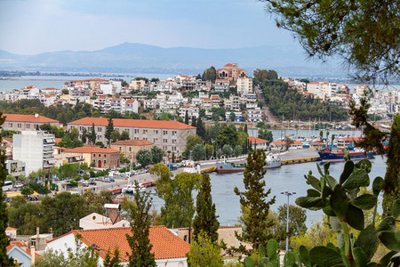 希腊语城市景观埃维亚Chalcis城市风景和海包括其港口图片