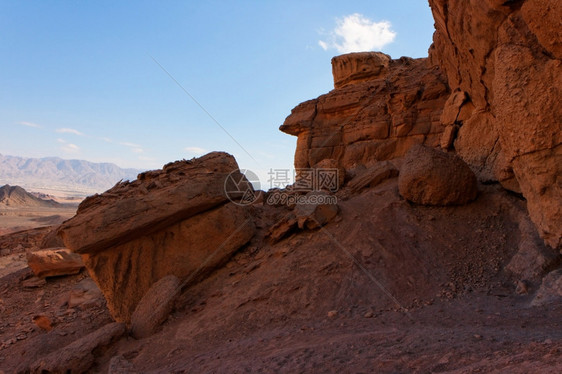 户外岩石沙漠中经风热的橙色岩石黑暗轮廓图片
