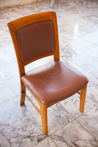 位于一楼的张红椅子是木制的时尚背部装饰风格图片
