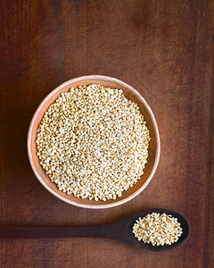 美国用自然光拍攝的碗中白奎诺亚拉特切皮麦片頭部拍摄以自然光聚焦点拍攝碗里出的quinoa养分一顿饭图片